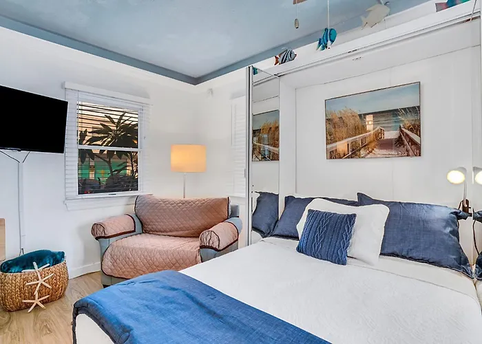 Saltwater Hideaway - Waterfront - Coral #e-2 *